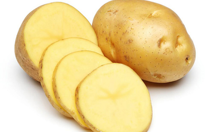 Lựa chọn khoai tây tươi đạt yêu cầu để làm khoai tây sấy lạnh