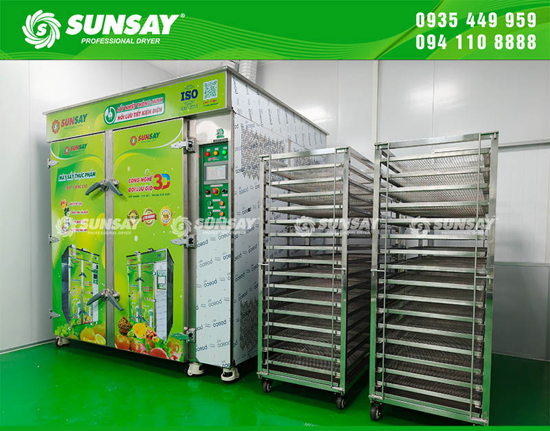 Máy có 2 xe goong, mỗi xe chứa 32 khay