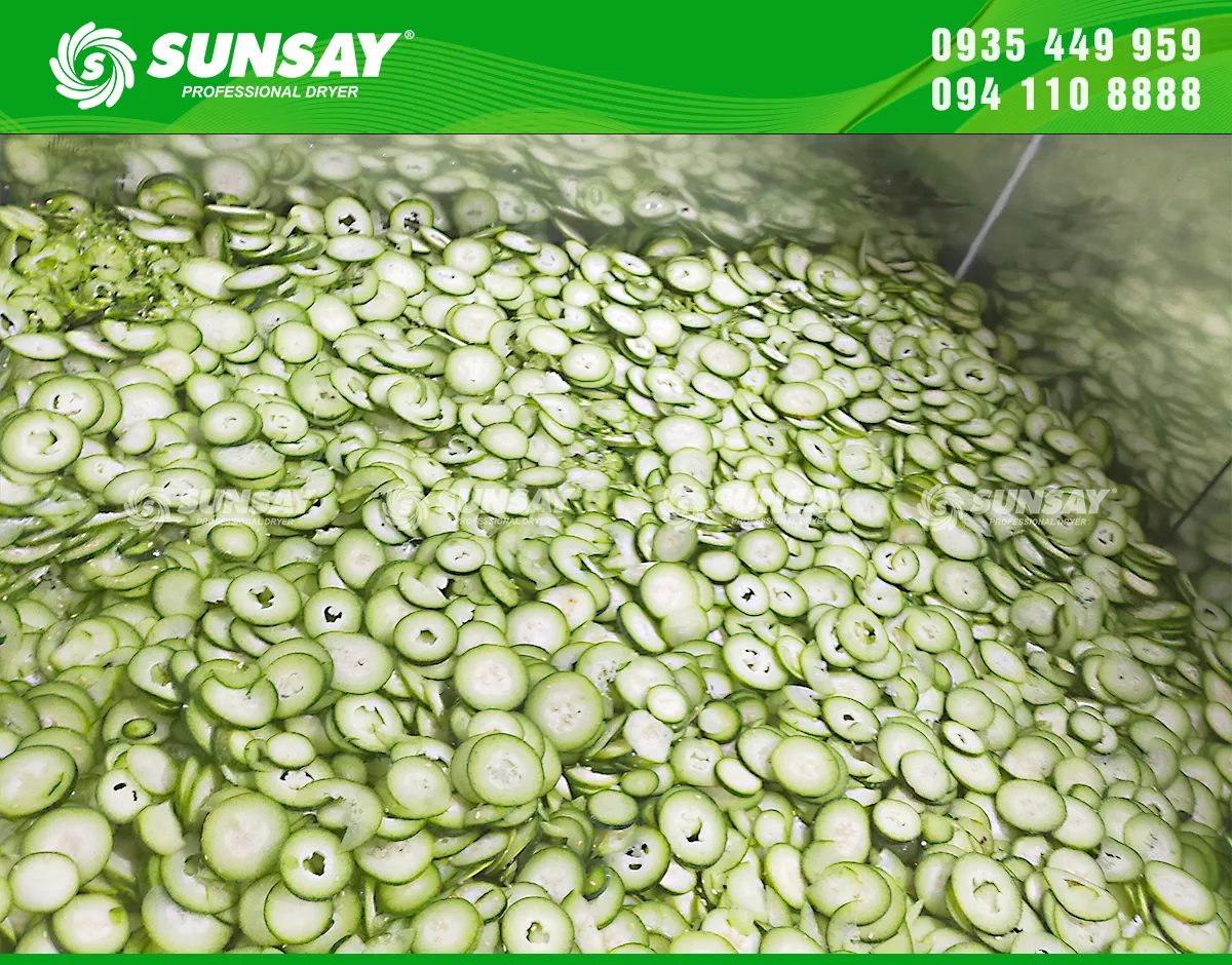 Bí đao được đổ đầy vào buồng sấy