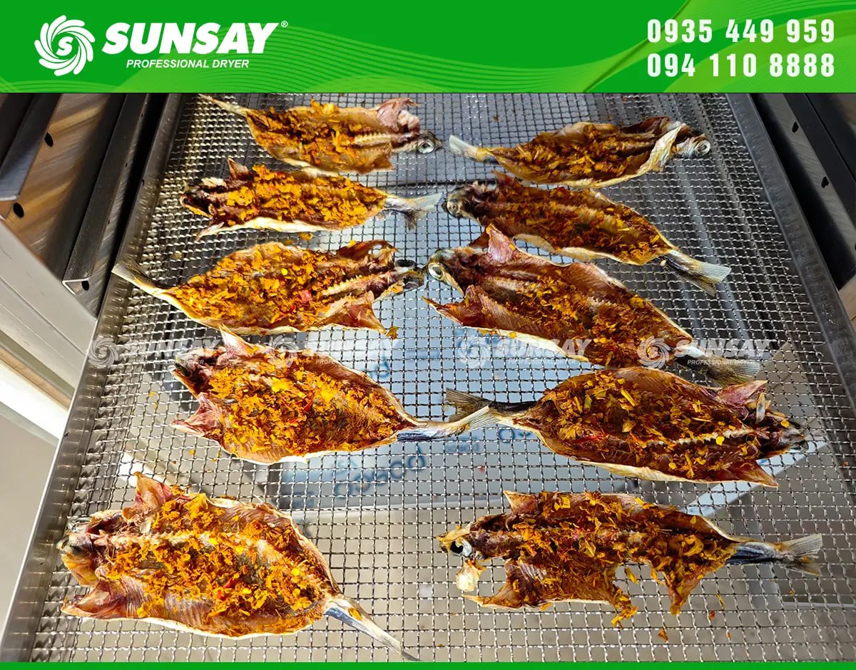 Cá chuồn sau khi sấy khô gia vị không bị cháy xém mà vẫn giữ được màu