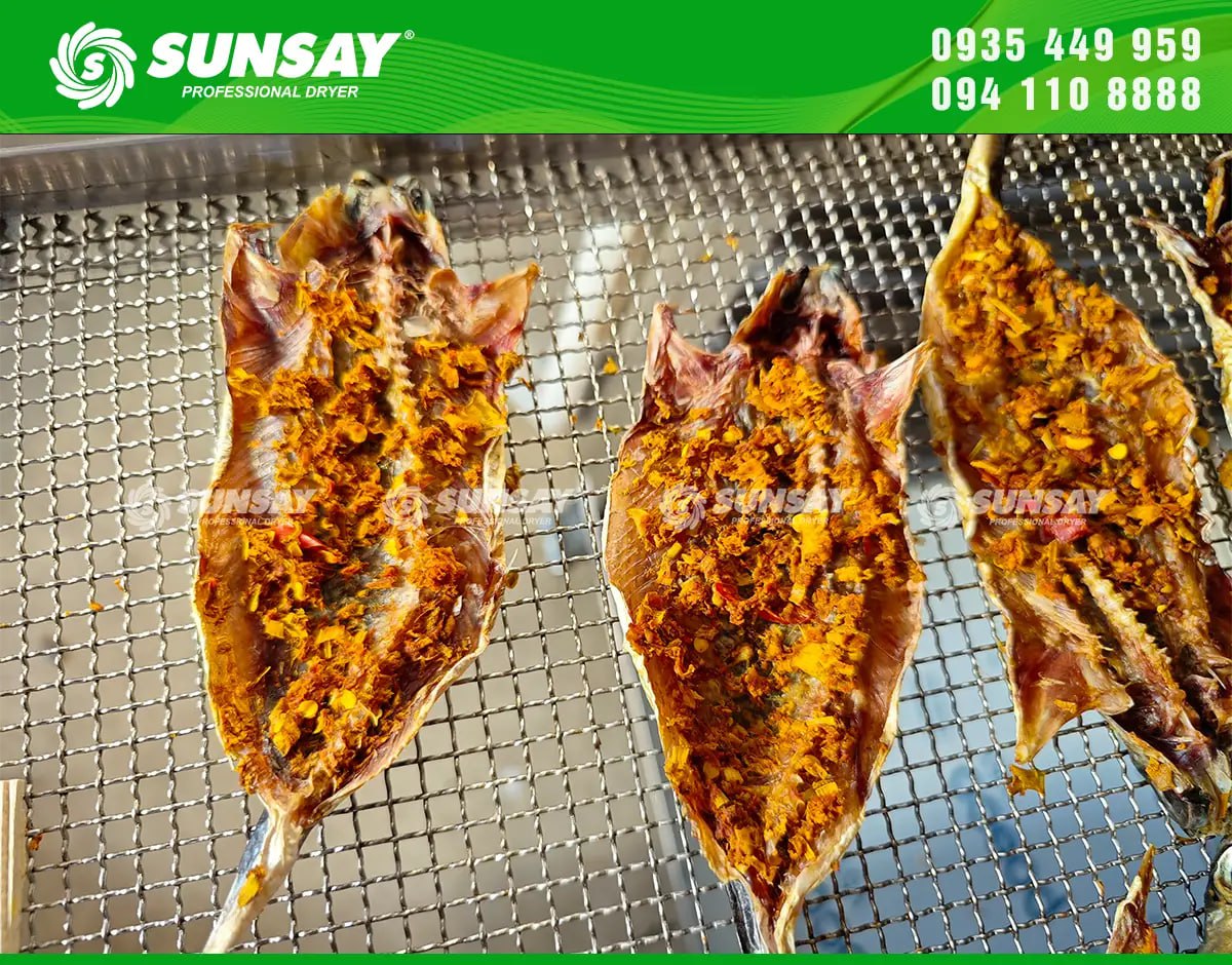 Cá chuồn tẩm ướp gia vị sau khi được sấy khô vẫn giữ nguyên màu sắc tự nhiên