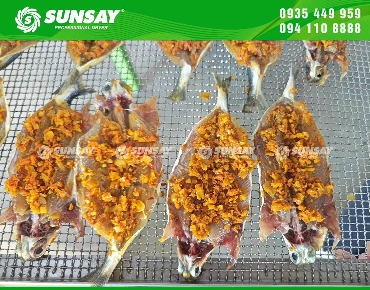 Hình ảnh cá chuồn được tẩm ướp gia vị trước khi sấy